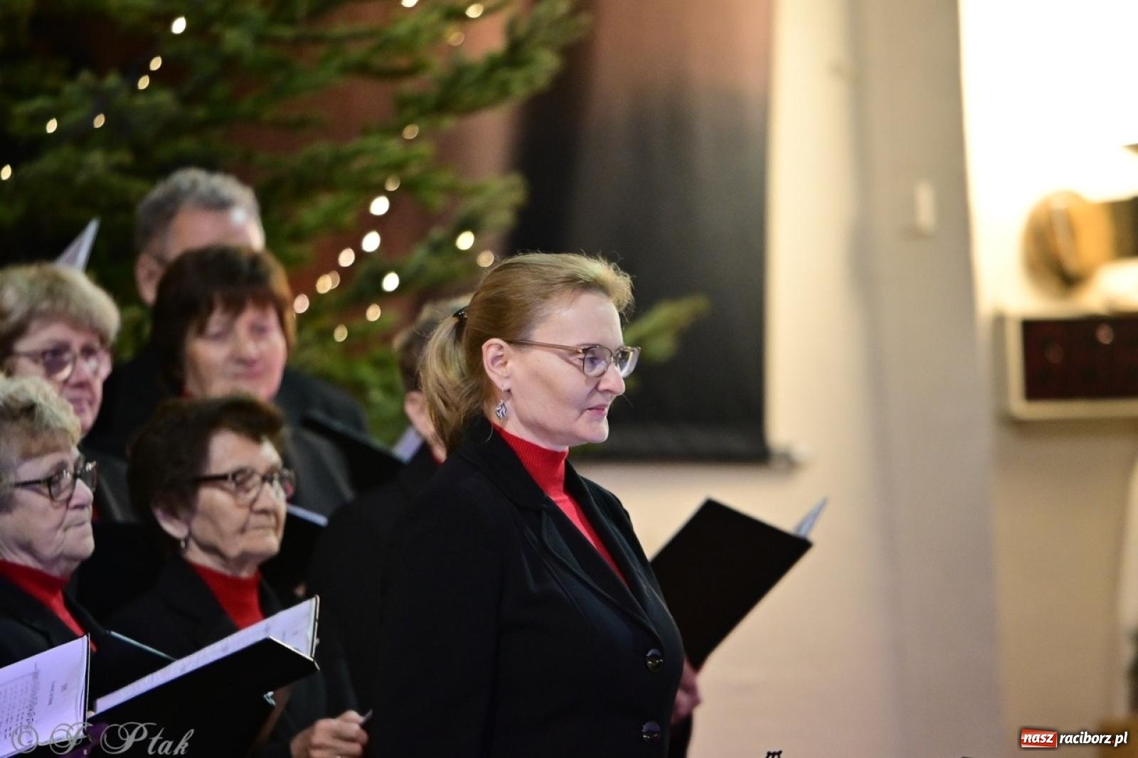 Zdjęcie w galerii na portalu naszraciborz.pl: Wieczór Kolęd i Pastorałek w Raciborzu – przepiękny koncert w okrąglaku w świątecznej atmosferze wiadomości z regionu