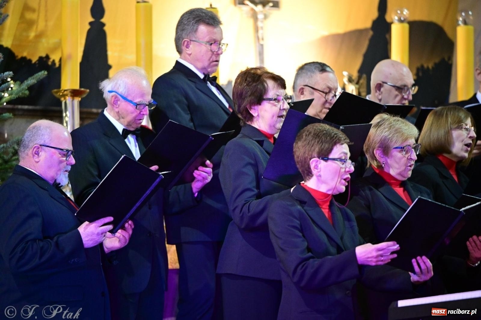 Zdjęcie w galerii na portalu naszraciborz.pl: Wieczór Kolęd i Pastorałek w Raciborzu – przepiękny koncert w okrąglaku w świątecznej atmosferze wiadomości z regionu