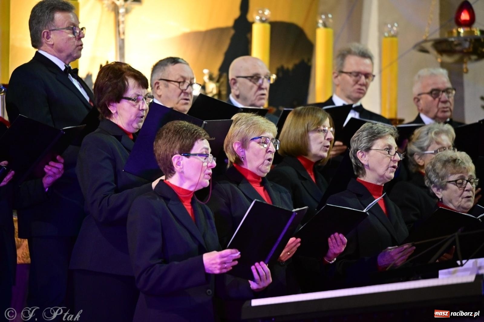 Zdjęcie w galerii na portalu naszraciborz.pl: Wieczór Kolęd i Pastorałek w Raciborzu – przepiękny koncert w okrąglaku w świątecznej atmosferze wiadomości z regionu