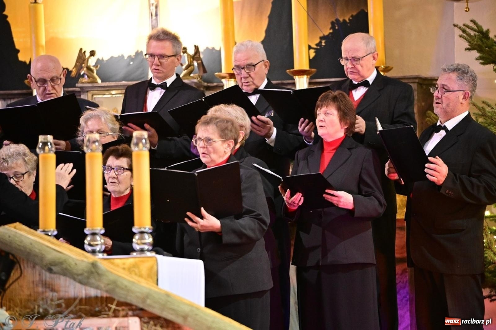 Zdjęcie w galerii na portalu naszraciborz.pl: Wieczór Kolęd i Pastorałek w Raciborzu – przepiękny koncert w okrąglaku w świątecznej atmosferze wiadomości z regionu