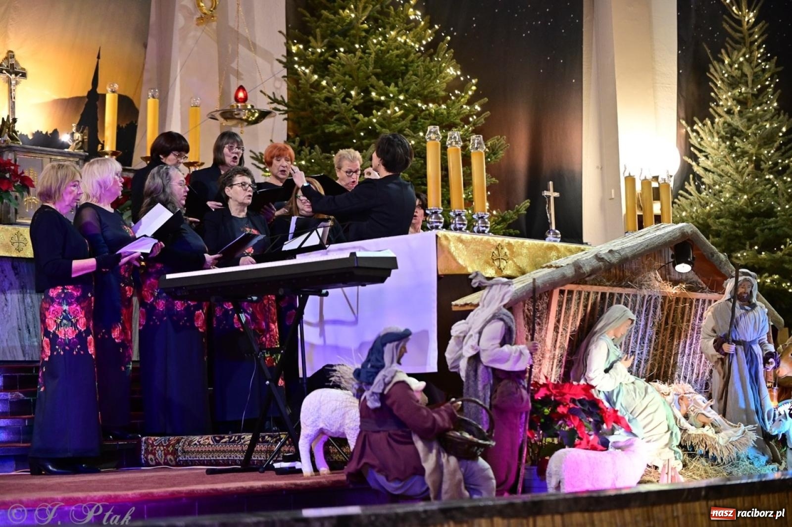 Zdjęcie w galerii na portalu naszraciborz.pl: Wieczór Kolęd i Pastorałek w Raciborzu – przepiękny koncert w okrąglaku w świątecznej atmosferze wiadomości z regionu