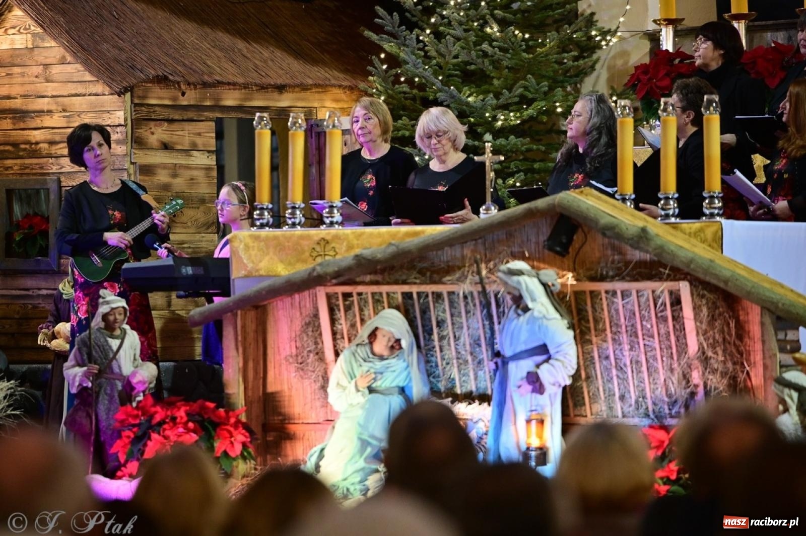Zdjęcie w galerii na portalu naszraciborz.pl: Wieczór Kolęd i Pastorałek w Raciborzu – przepiękny koncert w okrąglaku w świątecznej atmosferze wiadomości z regionu