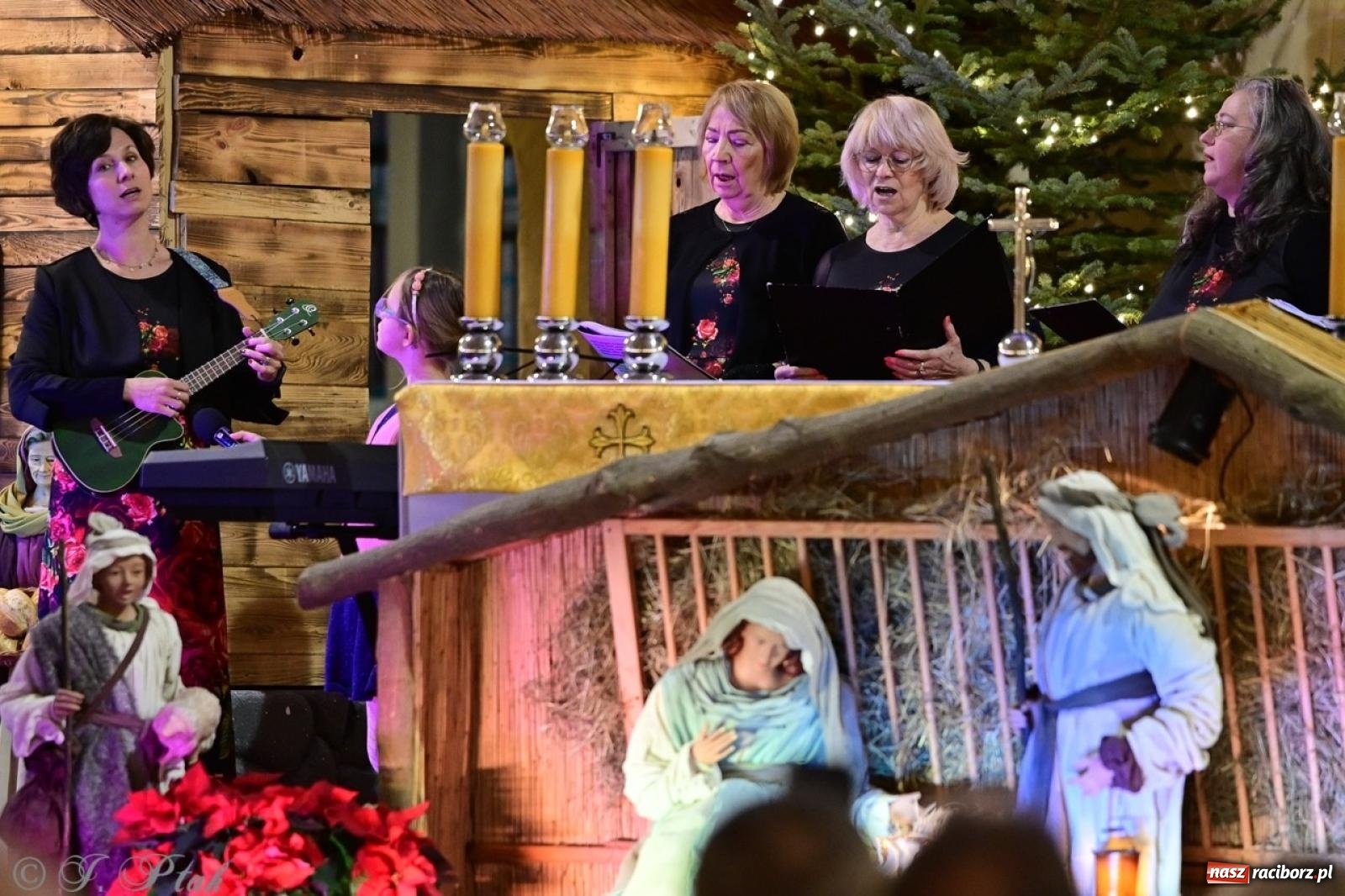 Zdjęcie w galerii na portalu naszraciborz.pl: Wieczór Kolęd i Pastorałek w Raciborzu – przepiękny koncert w okrąglaku w świątecznej atmosferze wiadomości z regionu