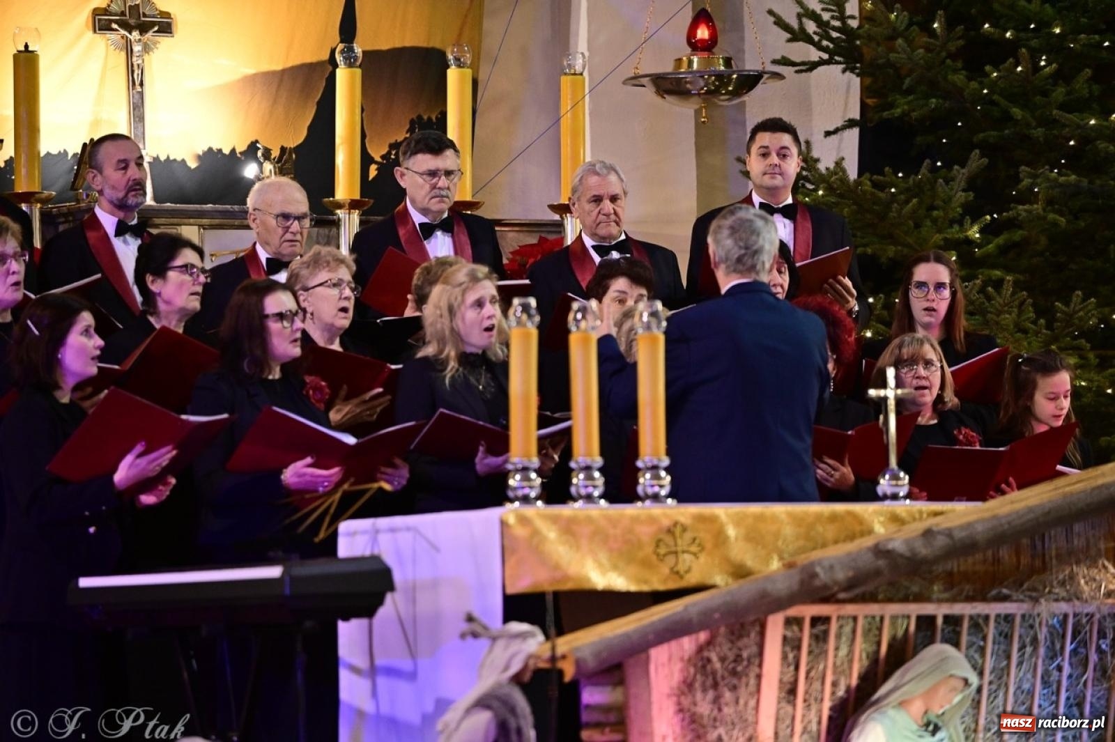 Zdjęcie w galerii na portalu naszraciborz.pl: Wieczór Kolęd i Pastorałek w Raciborzu – przepiękny koncert w okrąglaku w świątecznej atmosferze wiadomości z regionu