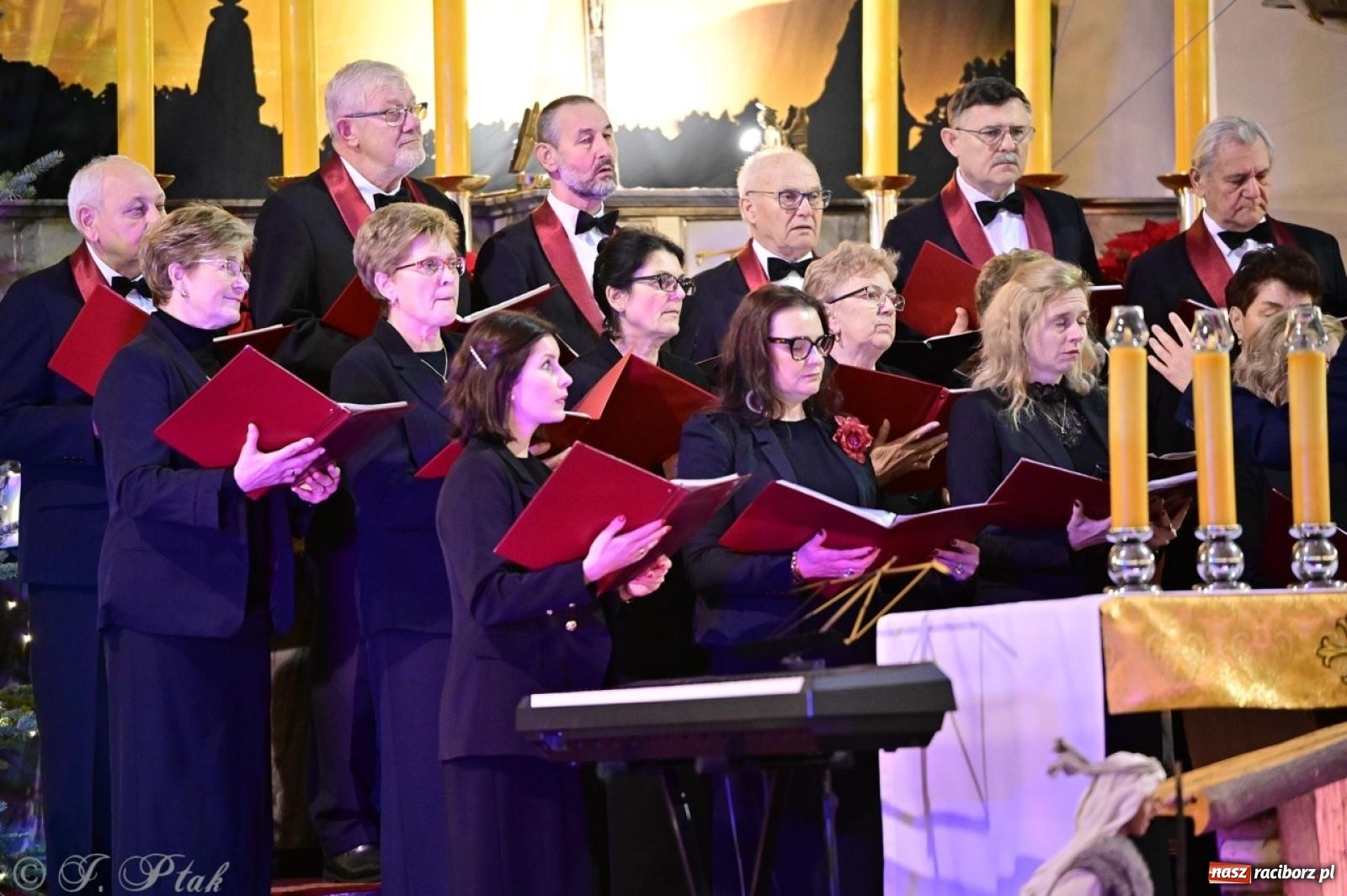 Zdjęcie w galerii na portalu naszraciborz.pl: Wieczór Kolęd i Pastorałek w Raciborzu – przepiękny koncert w okrąglaku w świątecznej atmosferze wiadomości z regionu