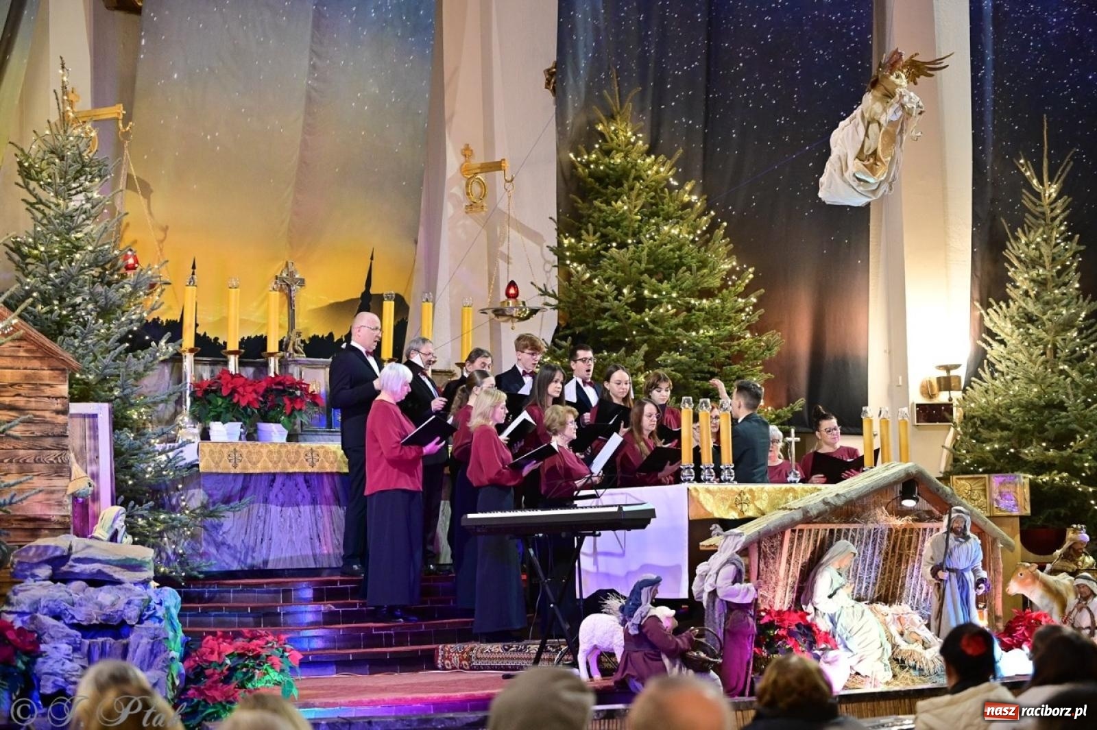 Zdjęcie w galerii na portalu naszraciborz.pl: Wieczór Kolęd i Pastorałek w Raciborzu – przepiękny koncert w okrąglaku w świątecznej atmosferze wiadomości z regionu