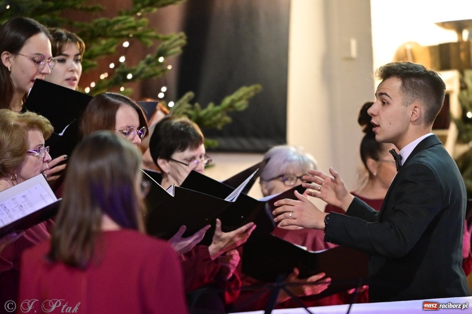Zdjęcie w galerii na portalu naszraciborz.pl: Wieczór Kolęd i Pastorałek w Raciborzu – przepiękny koncert w okrąglaku w świątecznej atmosferze wiadomości z regionu