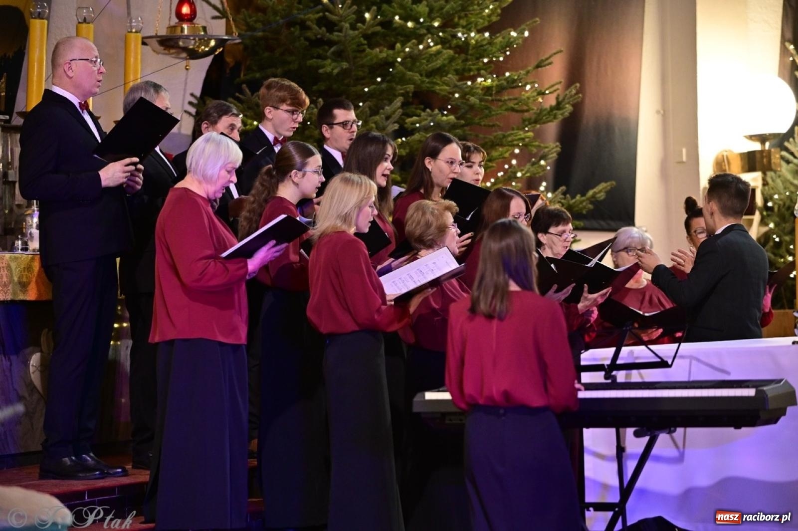Zdjęcie w galerii na portalu naszraciborz.pl: Wieczór Kolęd i Pastorałek w Raciborzu – przepiękny koncert w okrąglaku w świątecznej atmosferze wiadomości z regionu