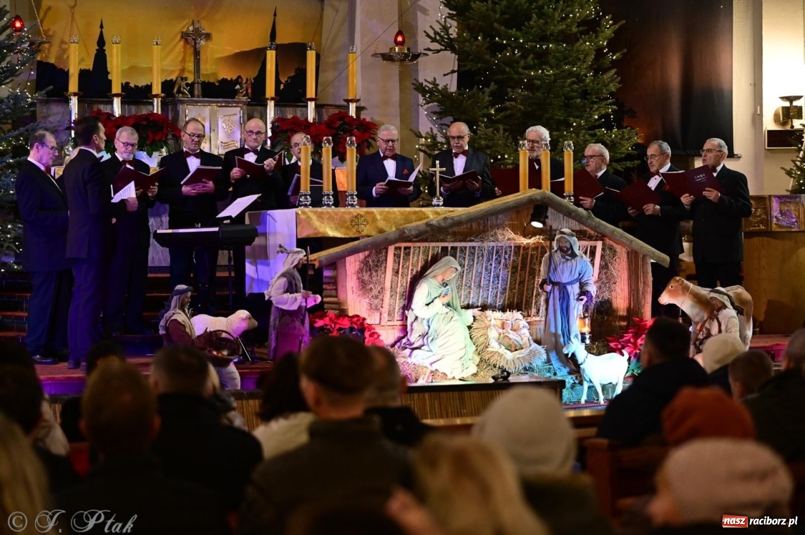 Zdjęcie w galerii na portalu naszraciborz.pl: Wieczór Kolęd i Pastorałek w Raciborzu – przepiękny koncert w okrąglaku w świątecznej atmosferze wiadomości z regionu