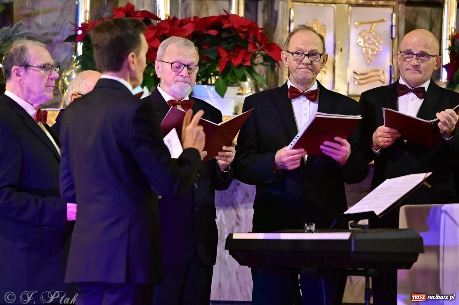 Zdjęcie w galerii na portalu naszraciborz.pl: Wieczór Kolęd i Pastorałek w Raciborzu – przepiękny koncert w okrąglaku w świątecznej atmosferze wiadomości z regionu