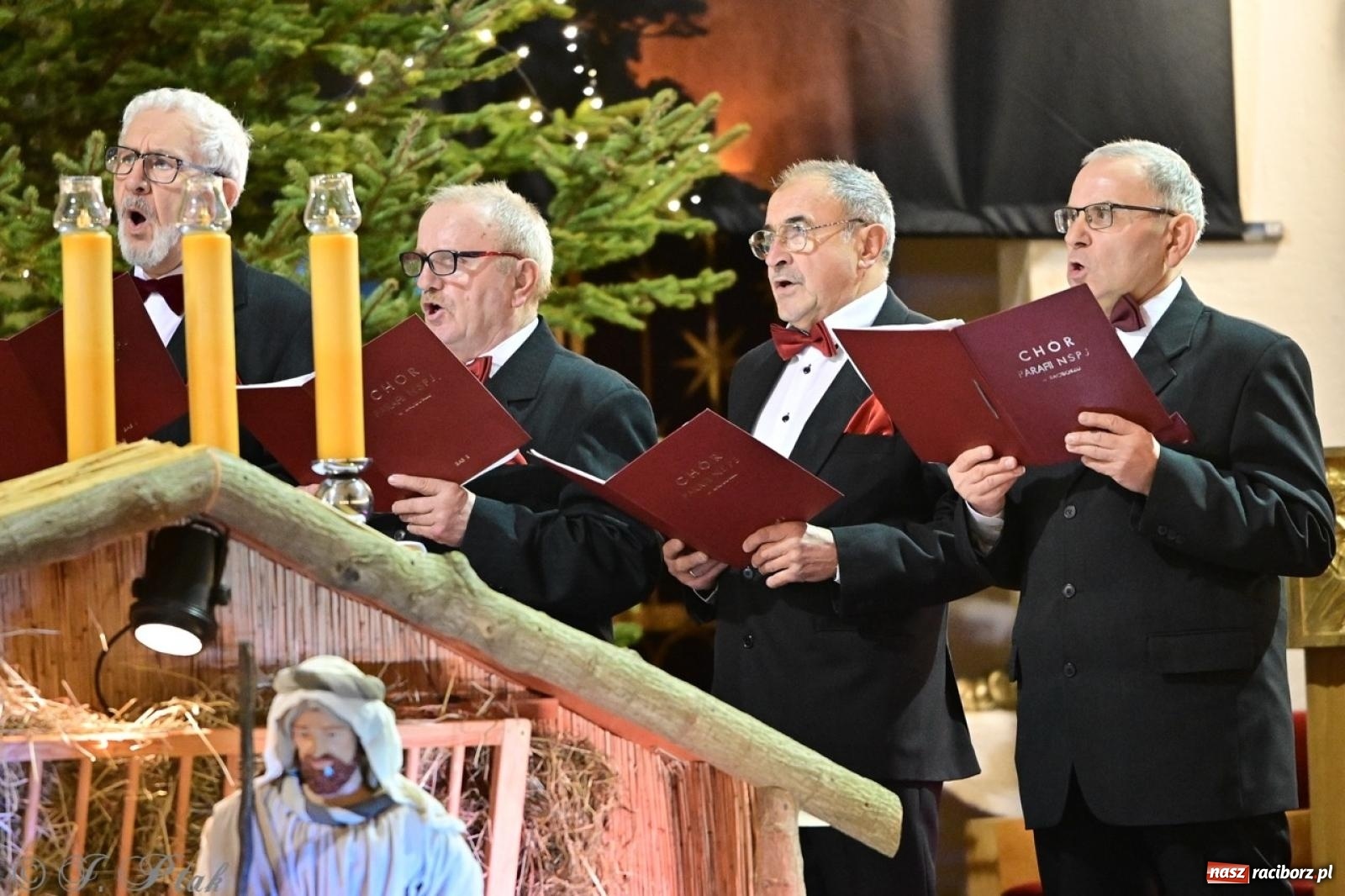 Zdjęcie w galerii na portalu naszraciborz.pl: Wieczór Kolęd i Pastorałek w Raciborzu – przepiękny koncert w okrąglaku w świątecznej atmosferze wiadomości z regionu