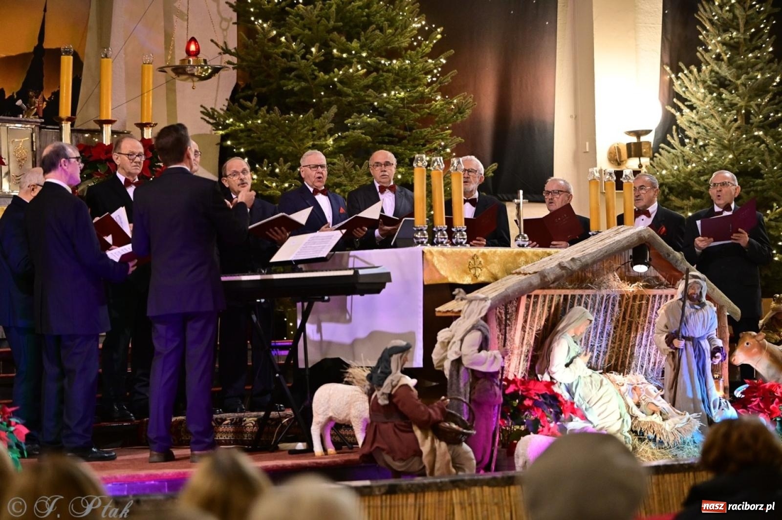 Zdjęcie w galerii na portalu naszraciborz.pl: Wieczór Kolęd i Pastorałek w Raciborzu – przepiękny koncert w okrąglaku w świątecznej atmosferze wiadomości z regionu