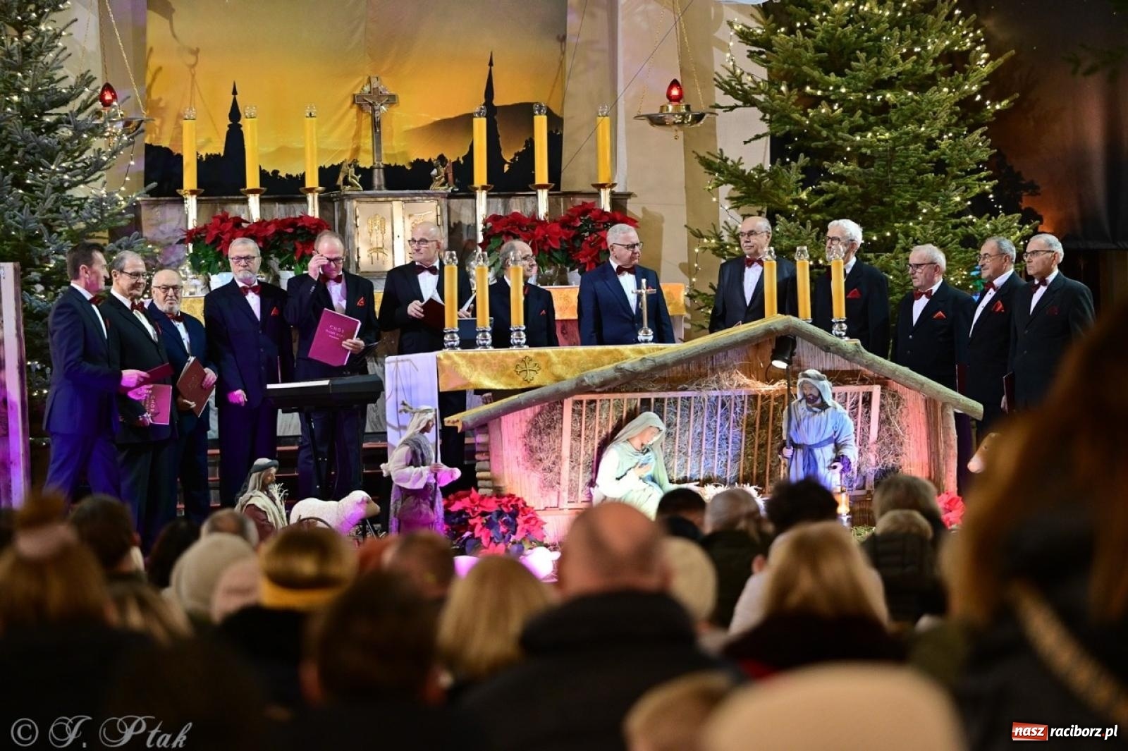 Zdjęcie w galerii na portalu naszraciborz.pl: Wieczór Kolęd i Pastorałek w Raciborzu – przepiękny koncert w okrąglaku w świątecznej atmosferze wiadomości z regionu