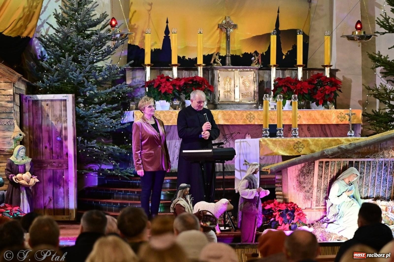 Zdjęcie w galerii na portalu naszraciborz.pl: Wieczór Kolęd i Pastorałek w Raciborzu – przepiękny koncert w okrąglaku w świątecznej atmosferze wiadomości z regionu