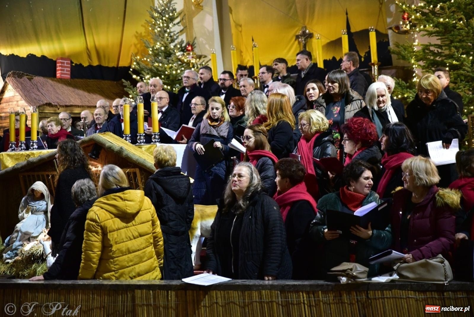Zdjęcie w galerii na portalu naszraciborz.pl: Wieczór Kolęd i Pastorałek w Raciborzu – przepiękny koncert w okrąglaku w świątecznej atmosferze wiadomości z regionu