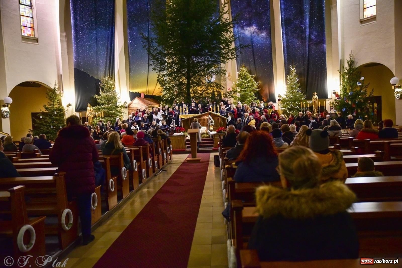 Zdjęcie w galerii na portalu naszraciborz.pl: Wieczór Kolęd i Pastorałek w Raciborzu – przepiękny koncert w okrąglaku w świątecznej atmosferze wiadomości z regionu