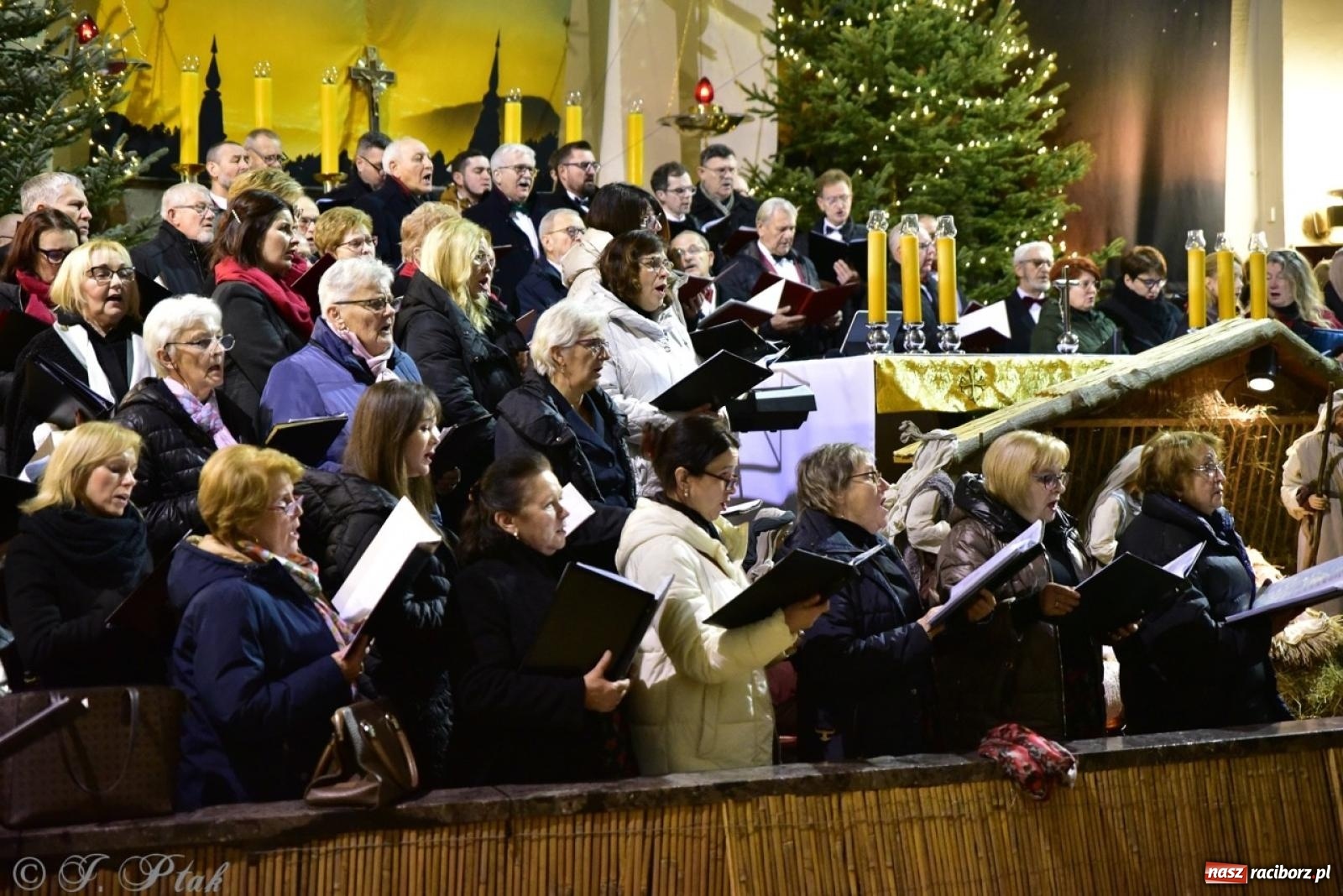 Zdjęcie w galerii na portalu naszraciborz.pl: Wieczór Kolęd i Pastorałek w Raciborzu – przepiękny koncert w okrąglaku w świątecznej atmosferze wiadomości z regionu