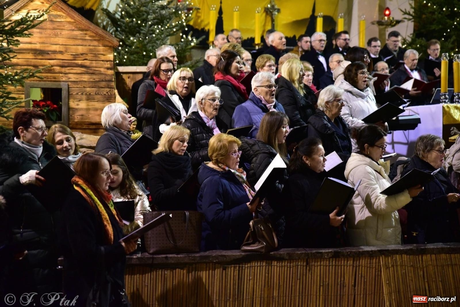 Zdjęcie w galerii na portalu naszraciborz.pl: Wieczór Kolęd i Pastorałek w Raciborzu – przepiękny koncert w okrąglaku w świątecznej atmosferze wiadomości z regionu