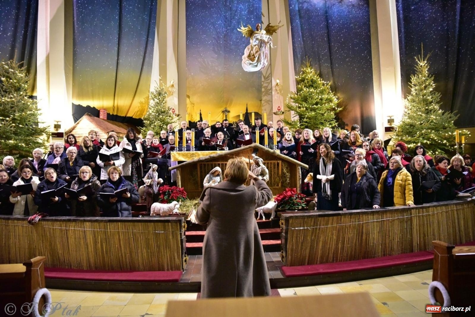 Zdjęcie w galerii na portalu naszraciborz.pl: Wieczór Kolęd i Pastorałek w Raciborzu – przepiękny koncert w okrąglaku w świątecznej atmosferze wiadomości z regionu
