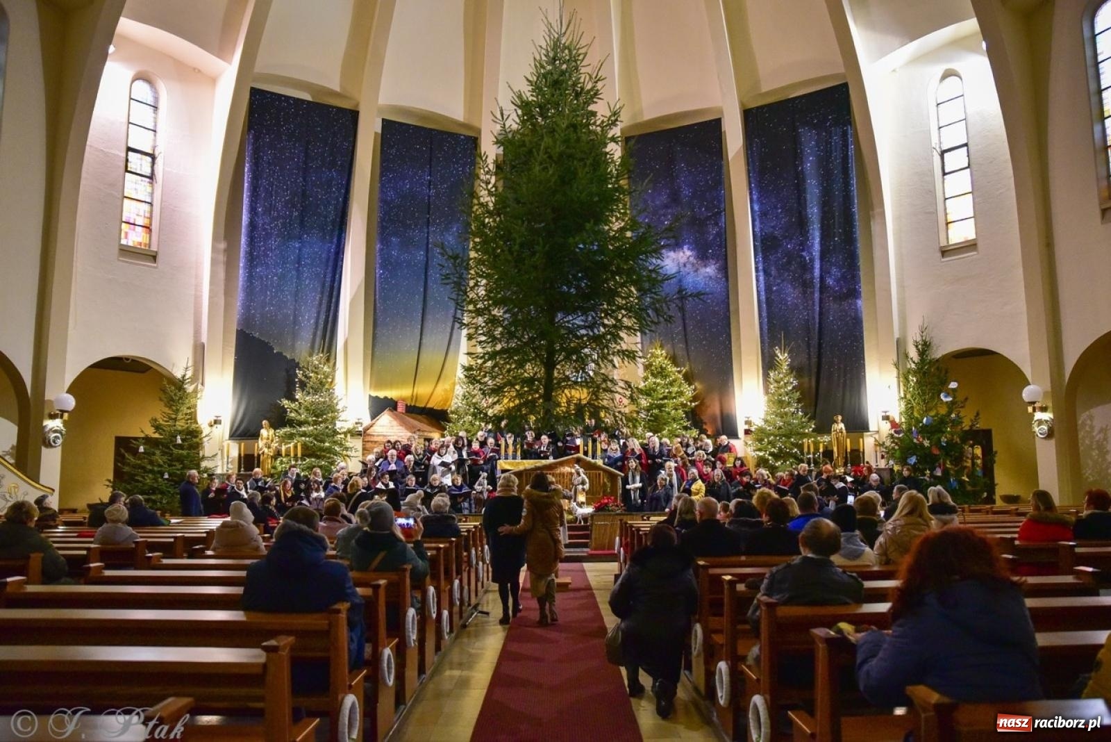Zdjęcie w galerii na portalu naszraciborz.pl: Wieczór Kolęd i Pastorałek w Raciborzu – przepiękny koncert w okrąglaku w świątecznej atmosferze wiadomości z regionu