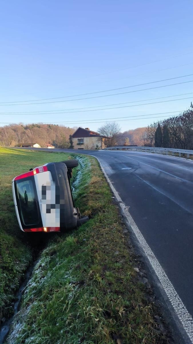Zdjęcie w galerii na portalu naszraciborz.pl: Dachowania w Borucinie i Kornowacu. Policja apeluje o ostrożność [FOTO] wiadomości z regionu