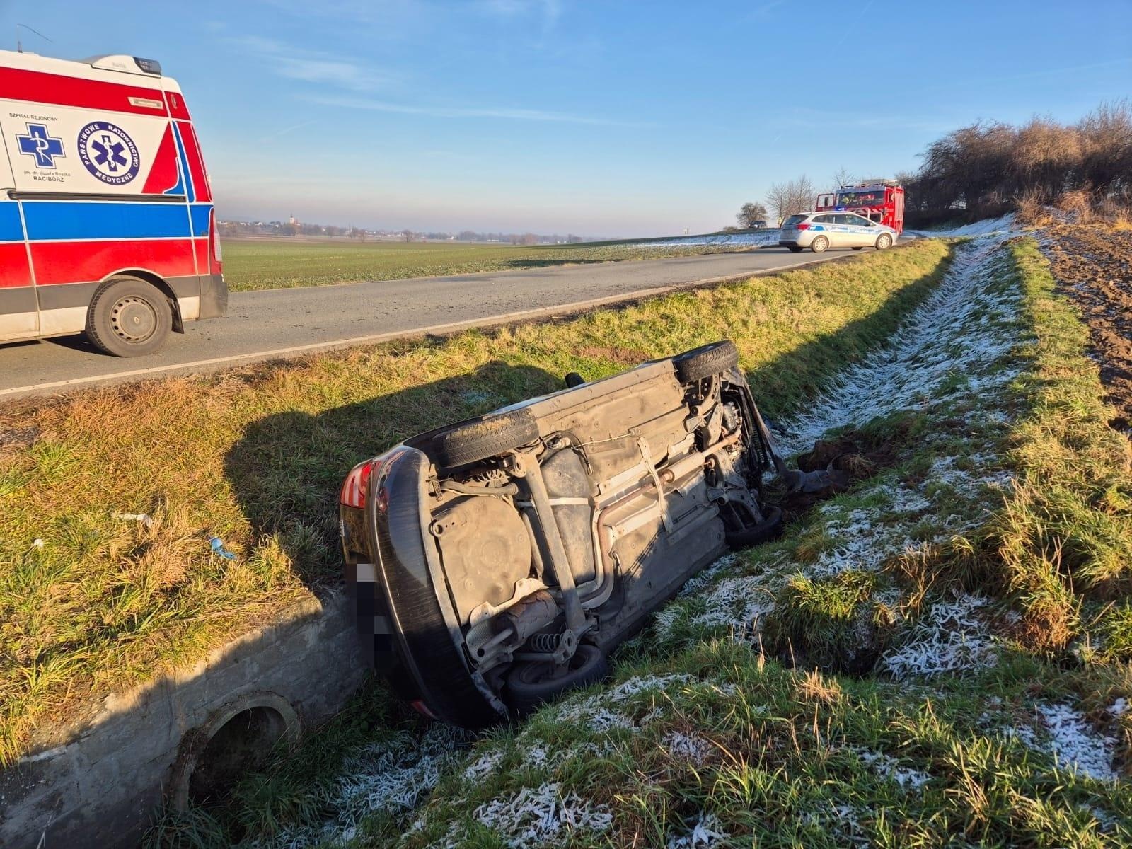 Zdjęcie w galerii na portalu naszraciborz.pl: Dachowania w Borucinie i Kornowacu. Policja apeluje o ostrożność [FOTO] wiadomości z regionu