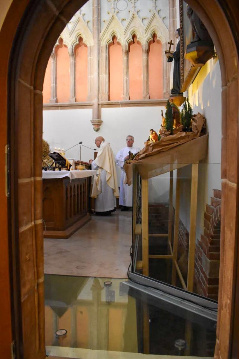 Zdjęcie w galerii na portalu naszraciborz.pl: W zamkowej kaplicy wspomniano jej patrona, św. Tomasza Becketa wiadomości z regionu