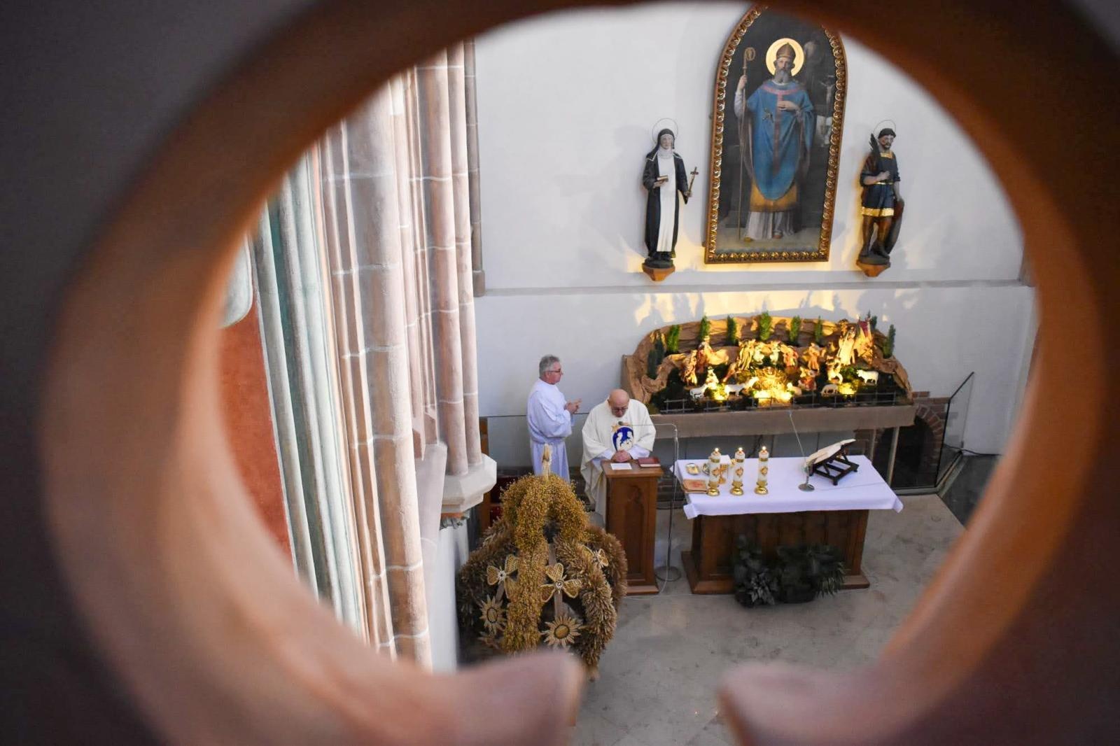 Zdjęcie w galerii na portalu naszraciborz.pl: W zamkowej kaplicy wspomniano jej patrona, św. Tomasza Becketa wiadomości z regionu