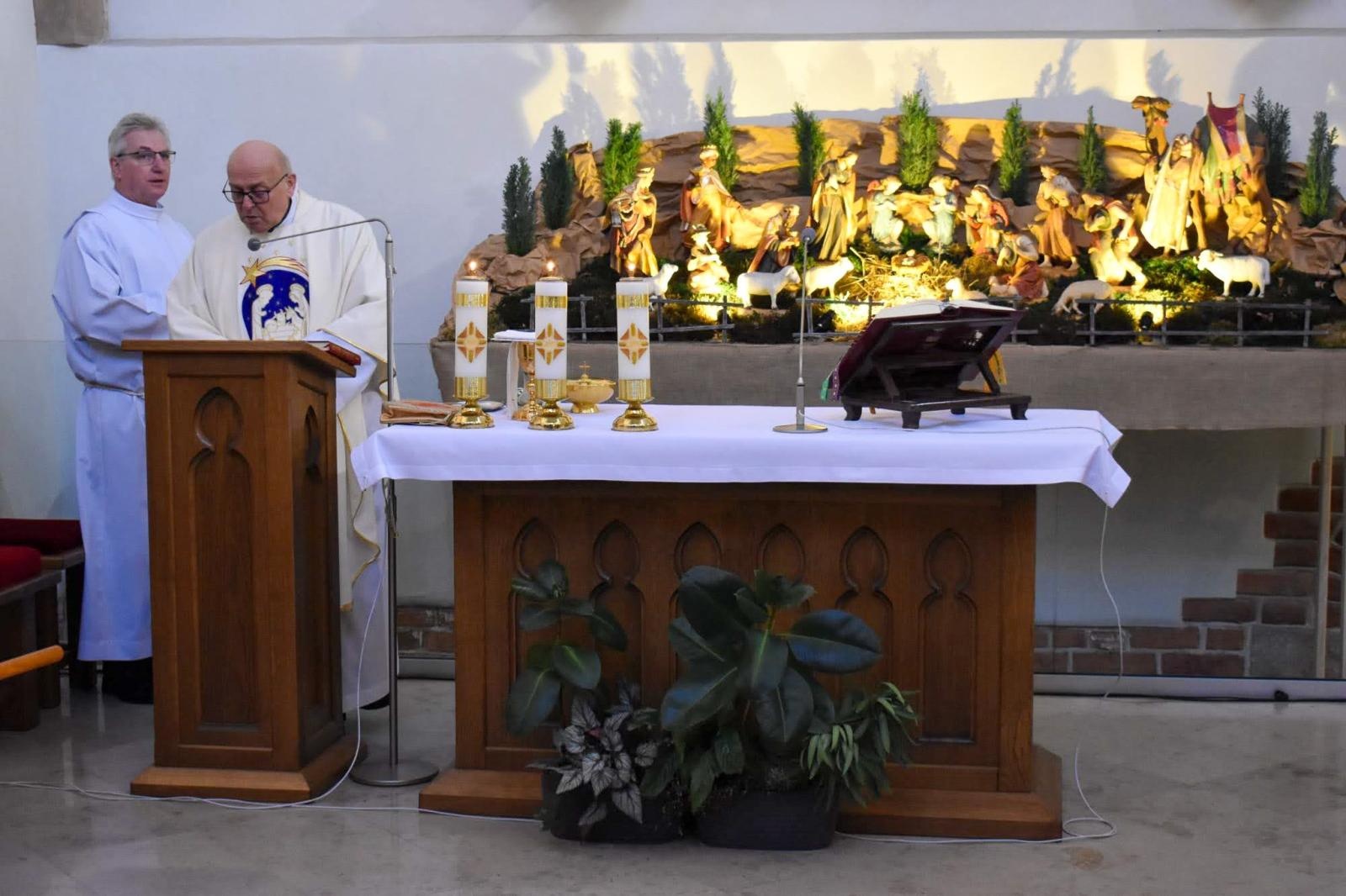 Zdjęcie w galerii na portalu naszraciborz.pl: W zamkowej kaplicy wspomniano jej patrona, św. Tomasza Becketa wiadomości z regionu