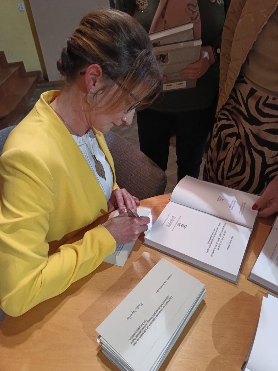 Zdjęcie w galerii na portalu naszraciborz.pl: Śląsko-morawskie pogranicze doczekało się kolejnej książki, tym razem dr Marceli Szymańskiej wiadomości z regionu