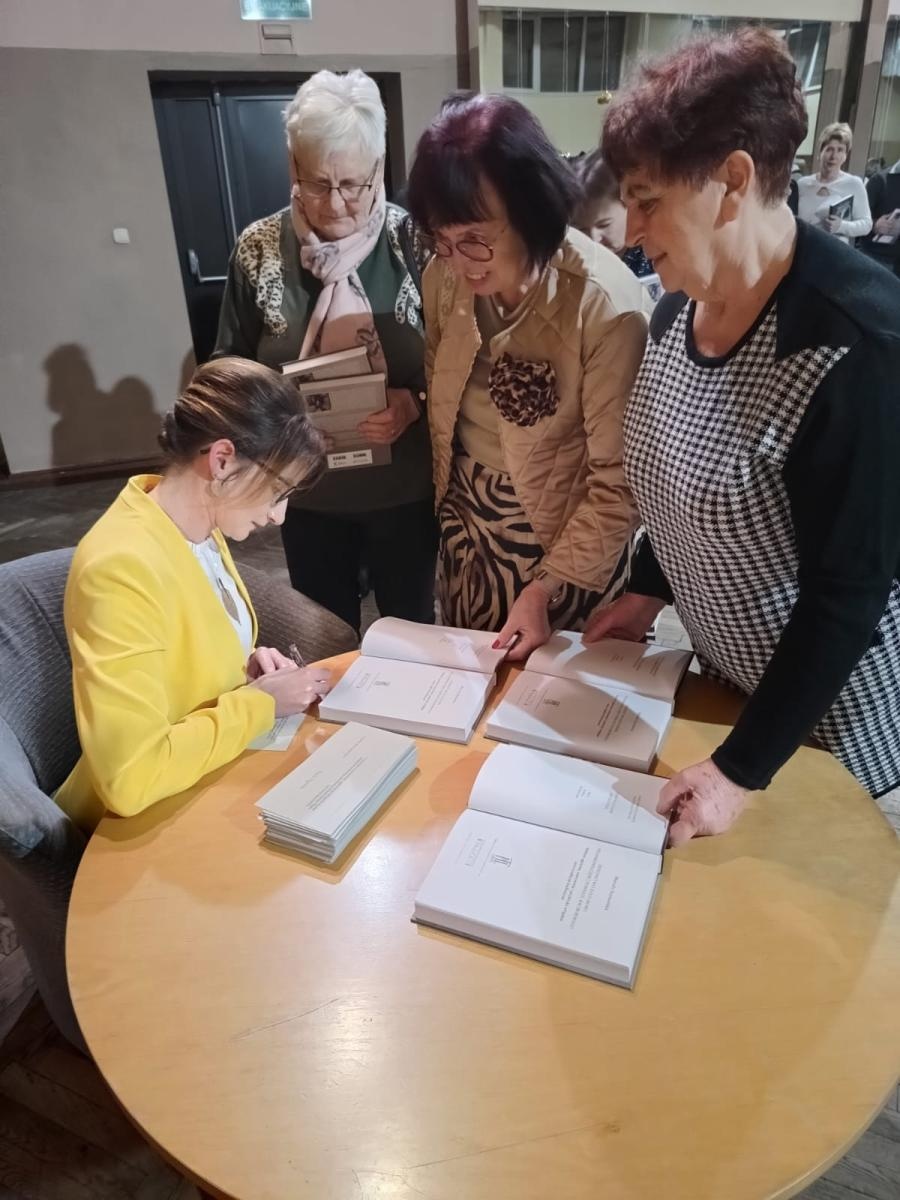 Zdjęcie w galerii na portalu naszraciborz.pl: Śląsko-morawskie pogranicze doczekało się kolejnej książki, tym razem dr Marceli Szymańskiej wiadomości z regionu