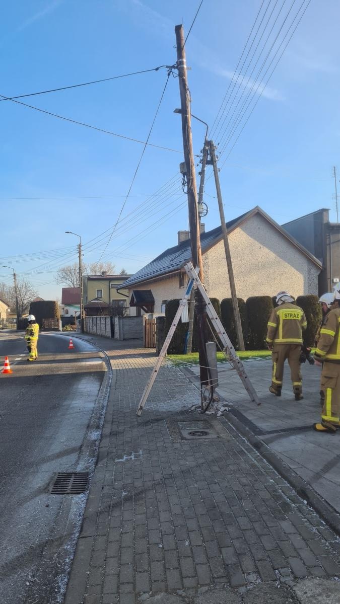 Zdjęcie w galerii na portalu naszraciborz.pl: Uszkodzony słup w Krzanowicach. Świadek widział opla, który odjechał w stronę granicy wiadomości z regionu