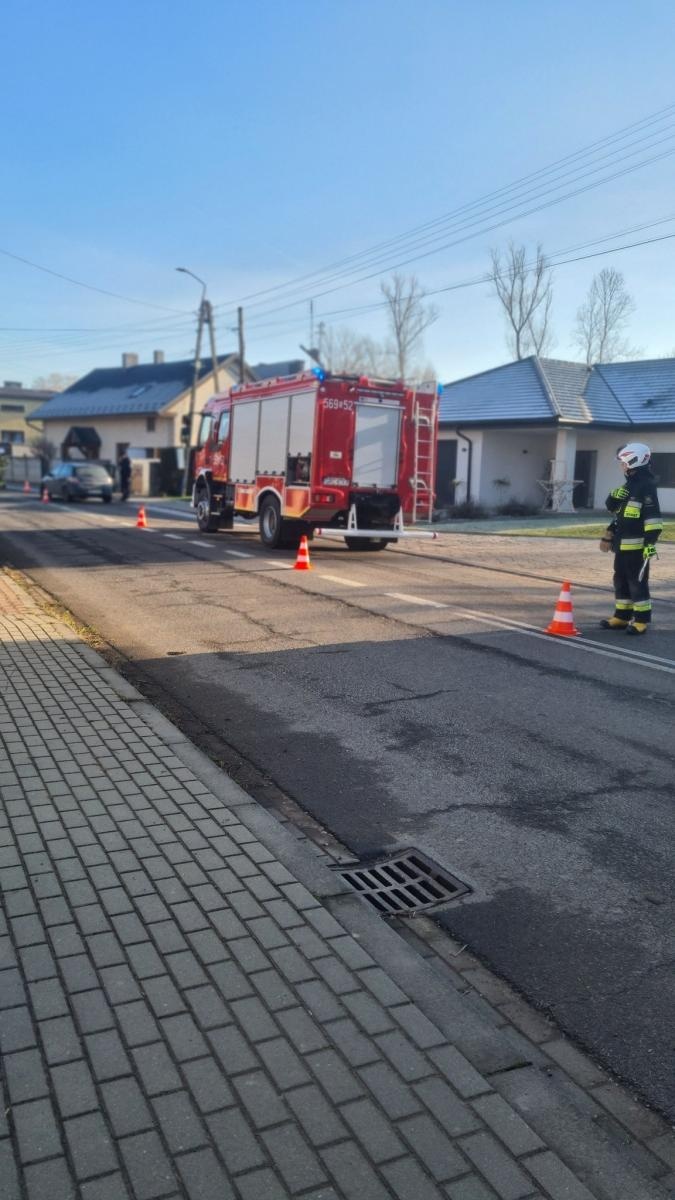 Zdjęcie w galerii na portalu naszraciborz.pl: Uszkodzony słup w Krzanowicach. Świadek widział opla, który odjechał w stronę granicy wiadomości z regionu