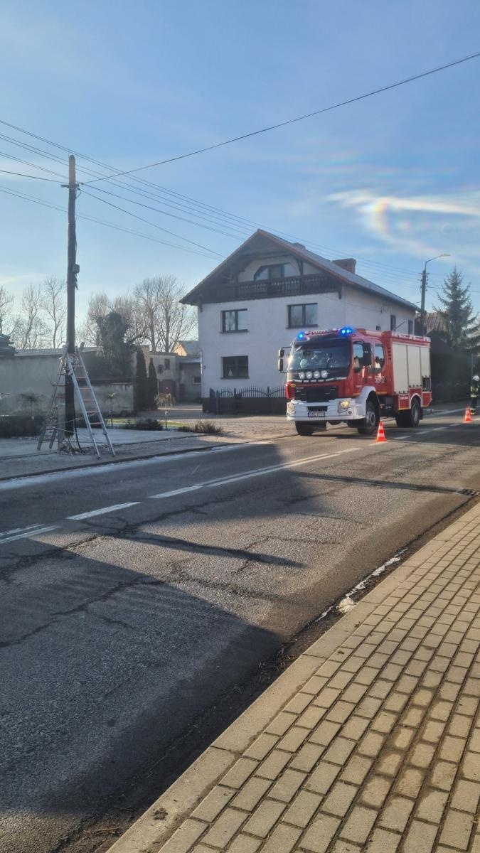 Zdjęcie w galerii na portalu naszraciborz.pl: Uszkodzony słup w Krzanowicach. Świadek widział opla, który odjechał w stronę granicy wiadomości z regionu