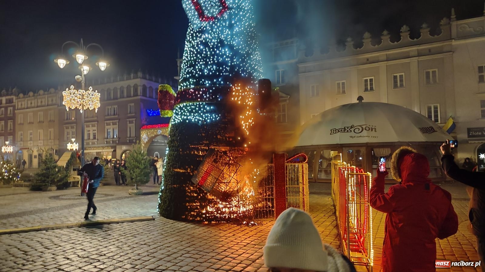 Zdjęcie w galerii na portalu naszraciborz.pl: Pożar raciborskiej choinki na Rynku [FOTO i WIDEO] wiadomości z regionu