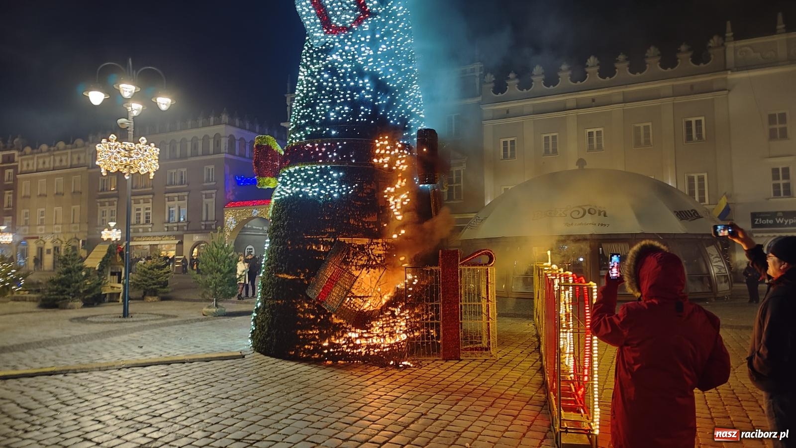 Zdjęcie w galerii na portalu naszraciborz.pl: Pożar raciborskiej choinki na Rynku [FOTO i WIDEO] wiadomości z regionu