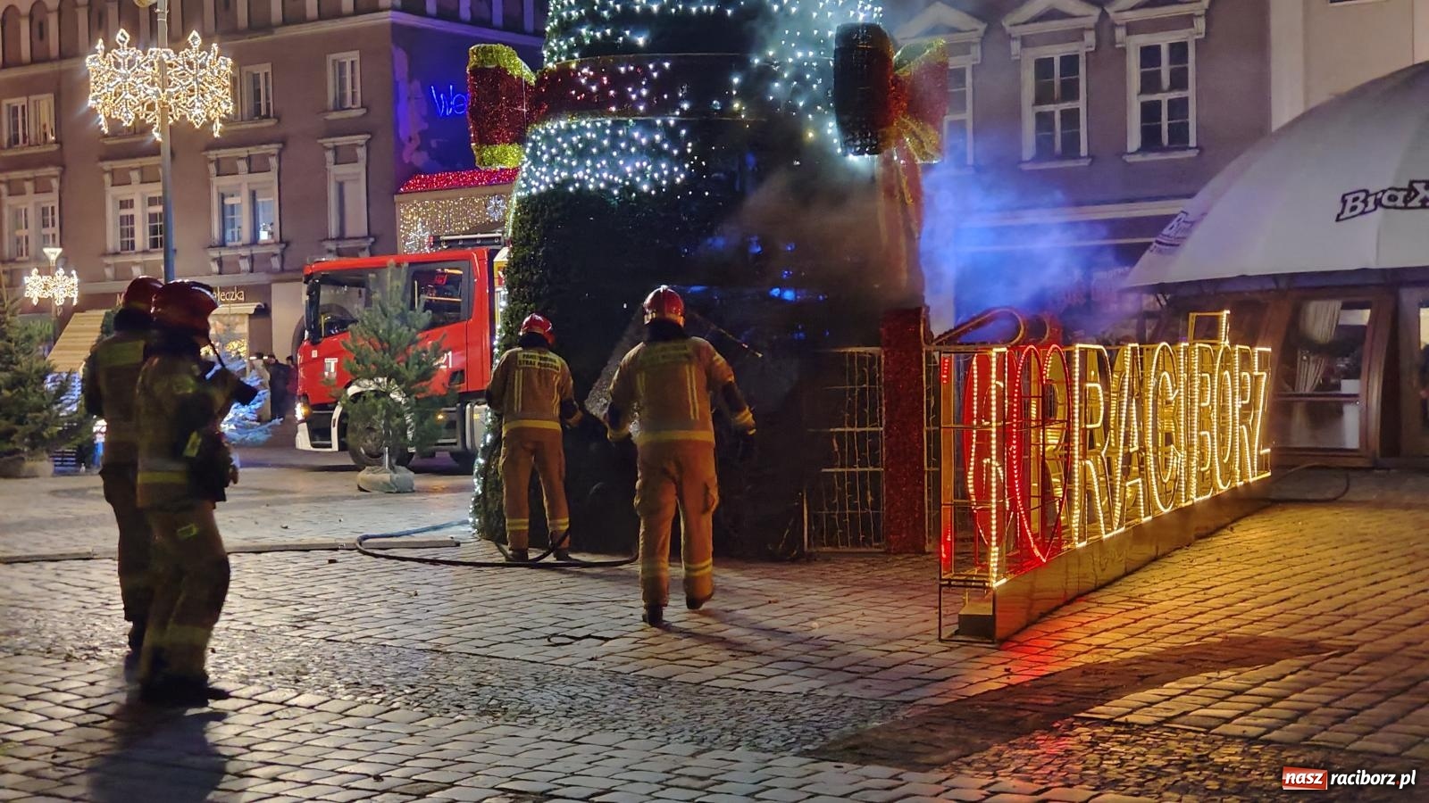 Zdjęcie w galerii na portalu naszraciborz.pl: Pożar raciborskiej choinki na Rynku [FOTO i WIDEO] wiadomości z regionu