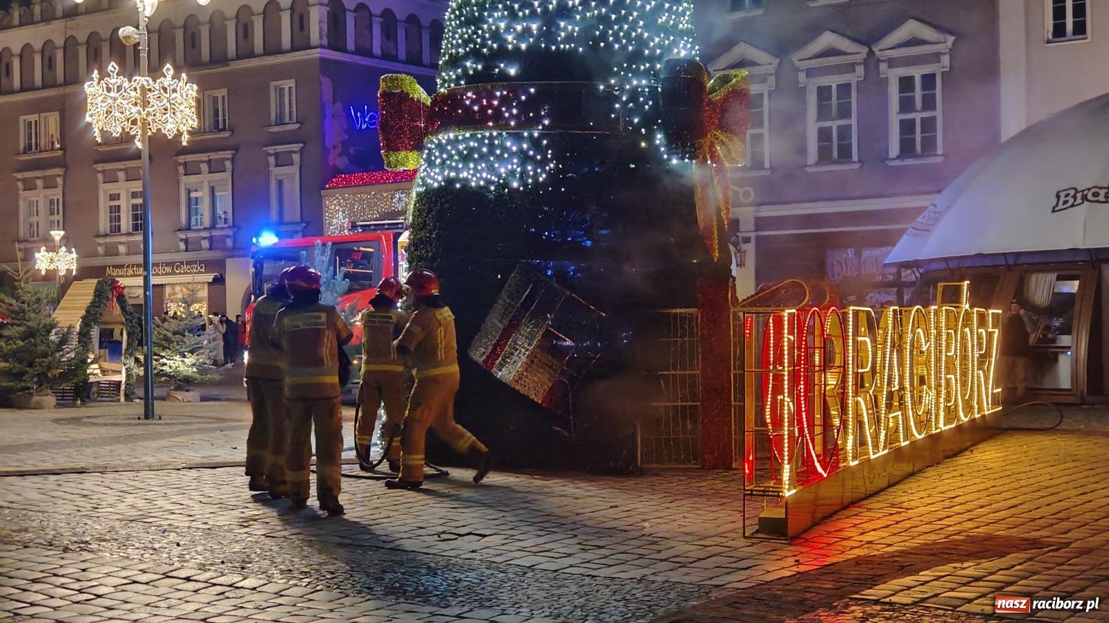 Zdjęcie w galerii na portalu naszraciborz.pl: Pożar raciborskiej choinki na Rynku [FOTO i WIDEO] wiadomości z regionu