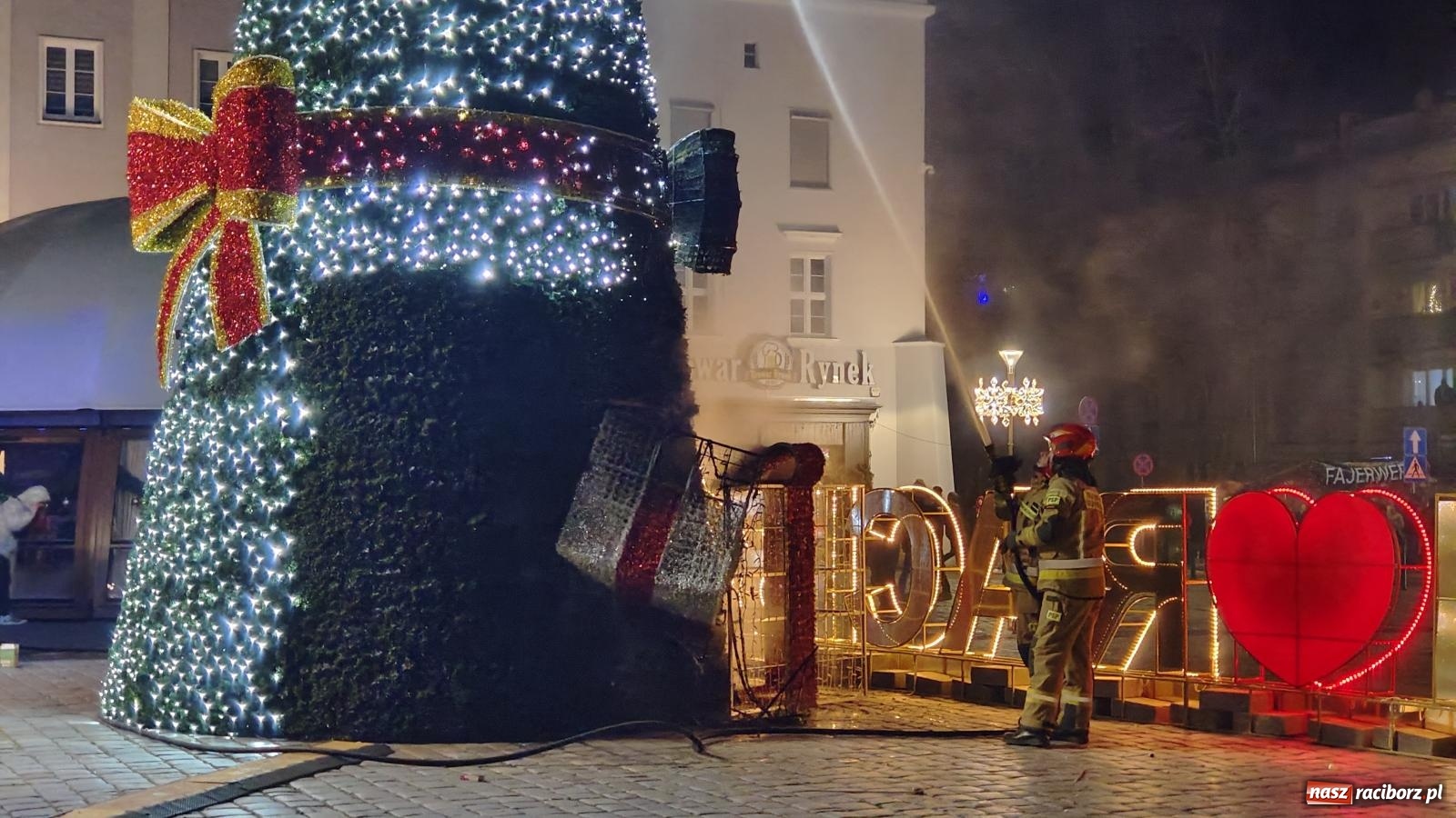 Zdjęcie w galerii na portalu naszraciborz.pl: Pożar raciborskiej choinki na Rynku [FOTO i WIDEO] wiadomości z regionu