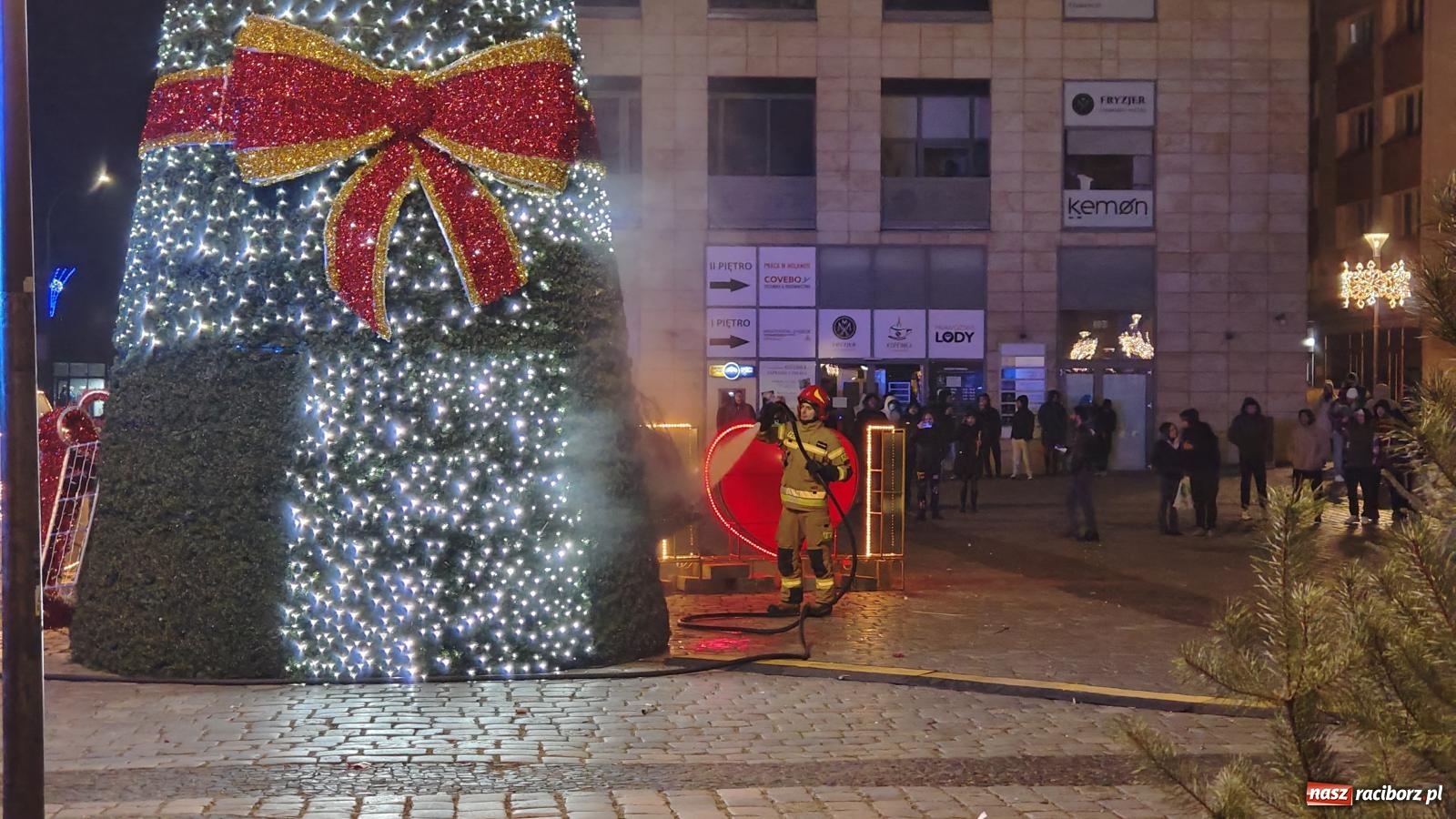 Zdjęcie w galerii na portalu naszraciborz.pl: Pożar raciborskiej choinki na Rynku [FOTO i WIDEO] wiadomości z regionu