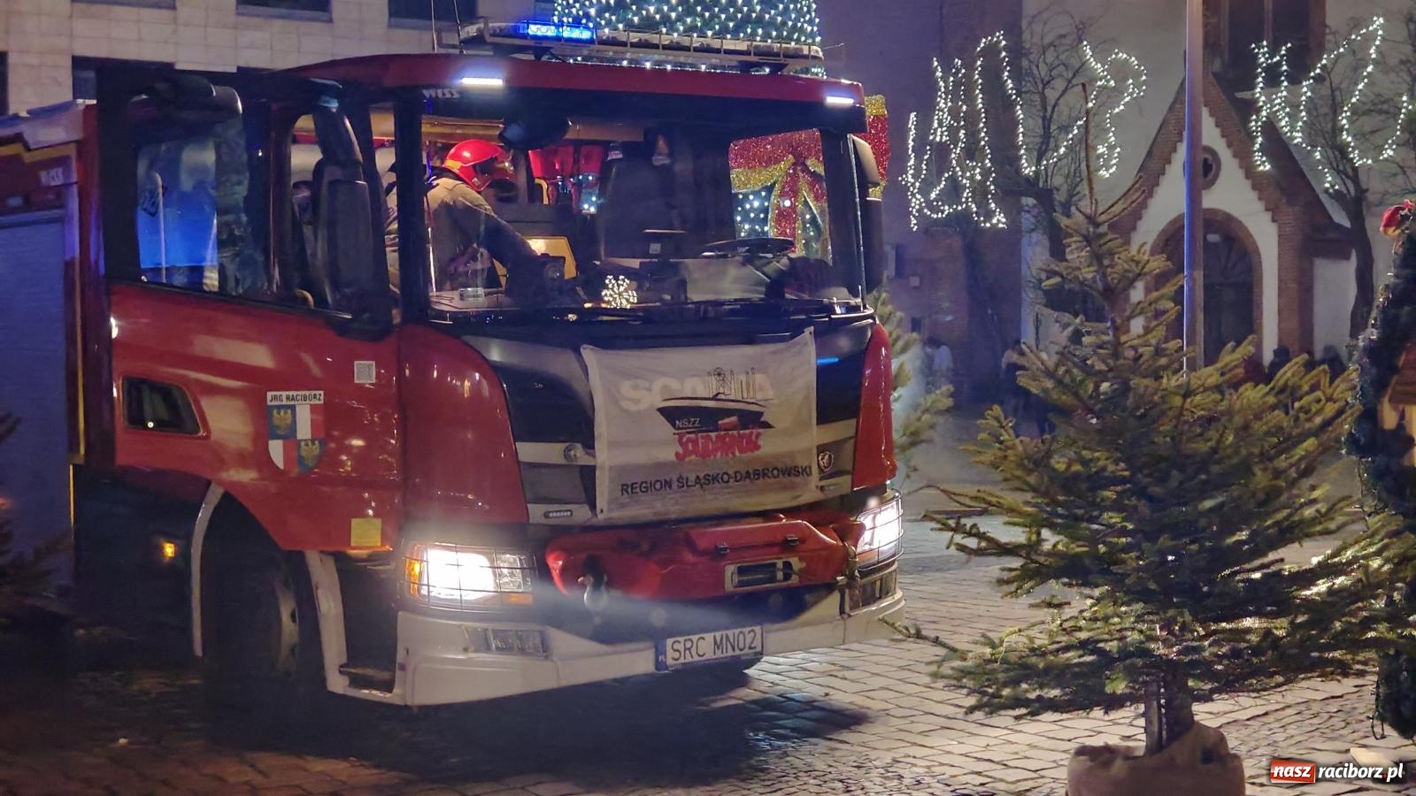 Zdjęcie w galerii na portalu naszraciborz.pl: Pożar raciborskiej choinki na Rynku [FOTO i WIDEO] wiadomości z regionu