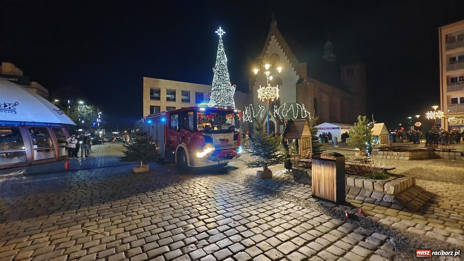 Zdjęcie w galerii na portalu naszraciborz.pl: Pożar raciborskiej choinki na Rynku [FOTO i WIDEO] wiadomości z regionu