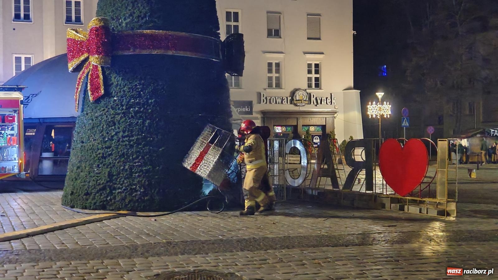 Zdjęcie w galerii na portalu naszraciborz.pl: Pożar raciborskiej choinki na Rynku [FOTO i WIDEO] wiadomości z regionu