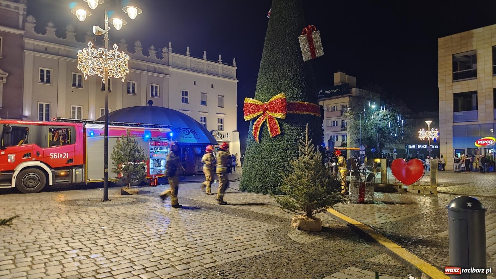 Zdjęcie w galerii na portalu naszraciborz.pl: Pożar raciborskiej choinki na Rynku [FOTO i WIDEO] wiadomości z regionu