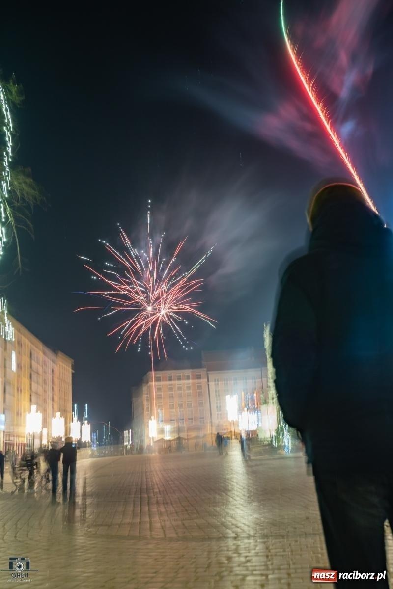 Zdjęcie w galerii na portalu naszraciborz.pl: Noc sylwestrowa w Raciborzu wiadomości z regionu