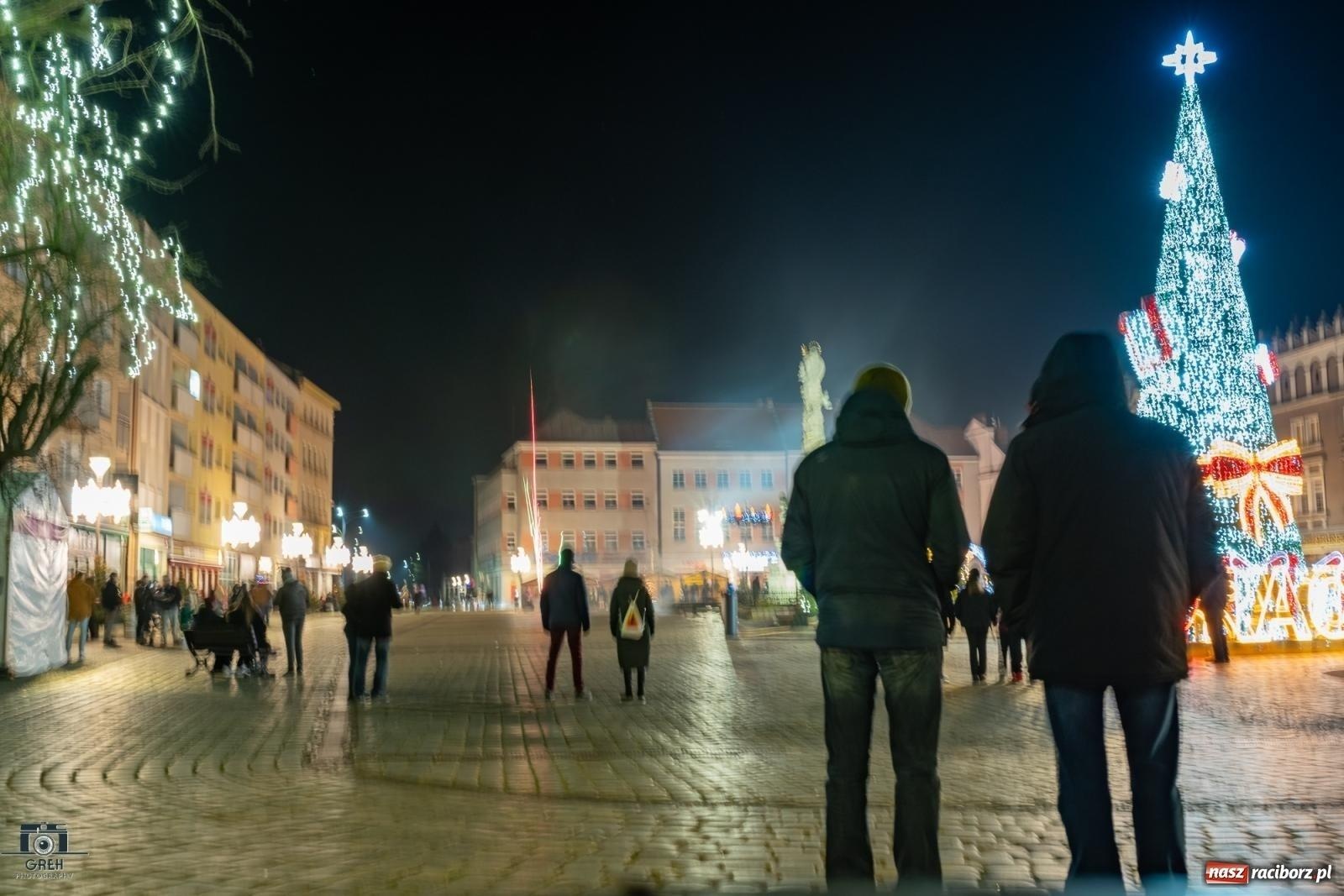 Zdjęcie w galerii na portalu naszraciborz.pl: Noc sylwestrowa w Raciborzu wiadomości z regionu