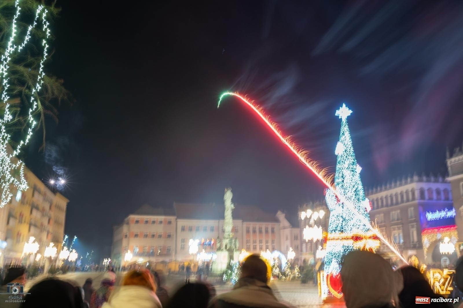 Zdjęcie w galerii na portalu naszraciborz.pl: Noc sylwestrowa w Raciborzu wiadomości z regionu