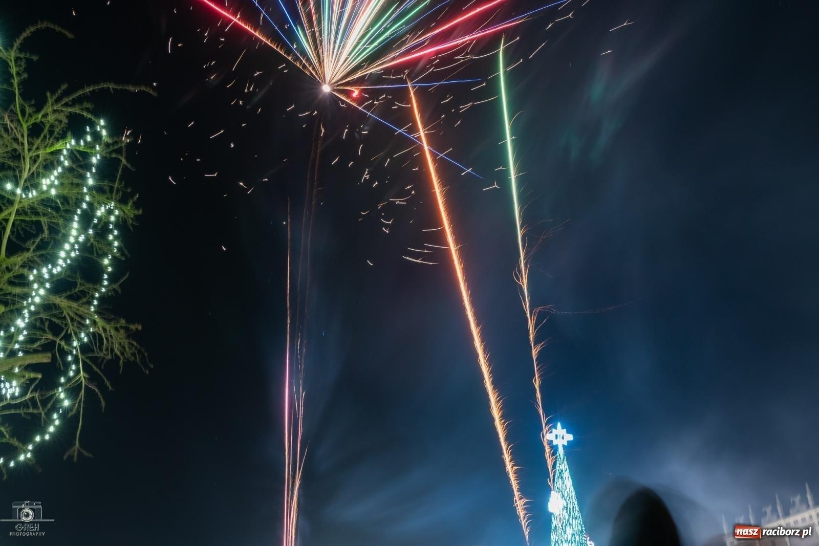 Zdjęcie w galerii na portalu naszraciborz.pl: Noc sylwestrowa w Raciborzu wiadomości z regionu