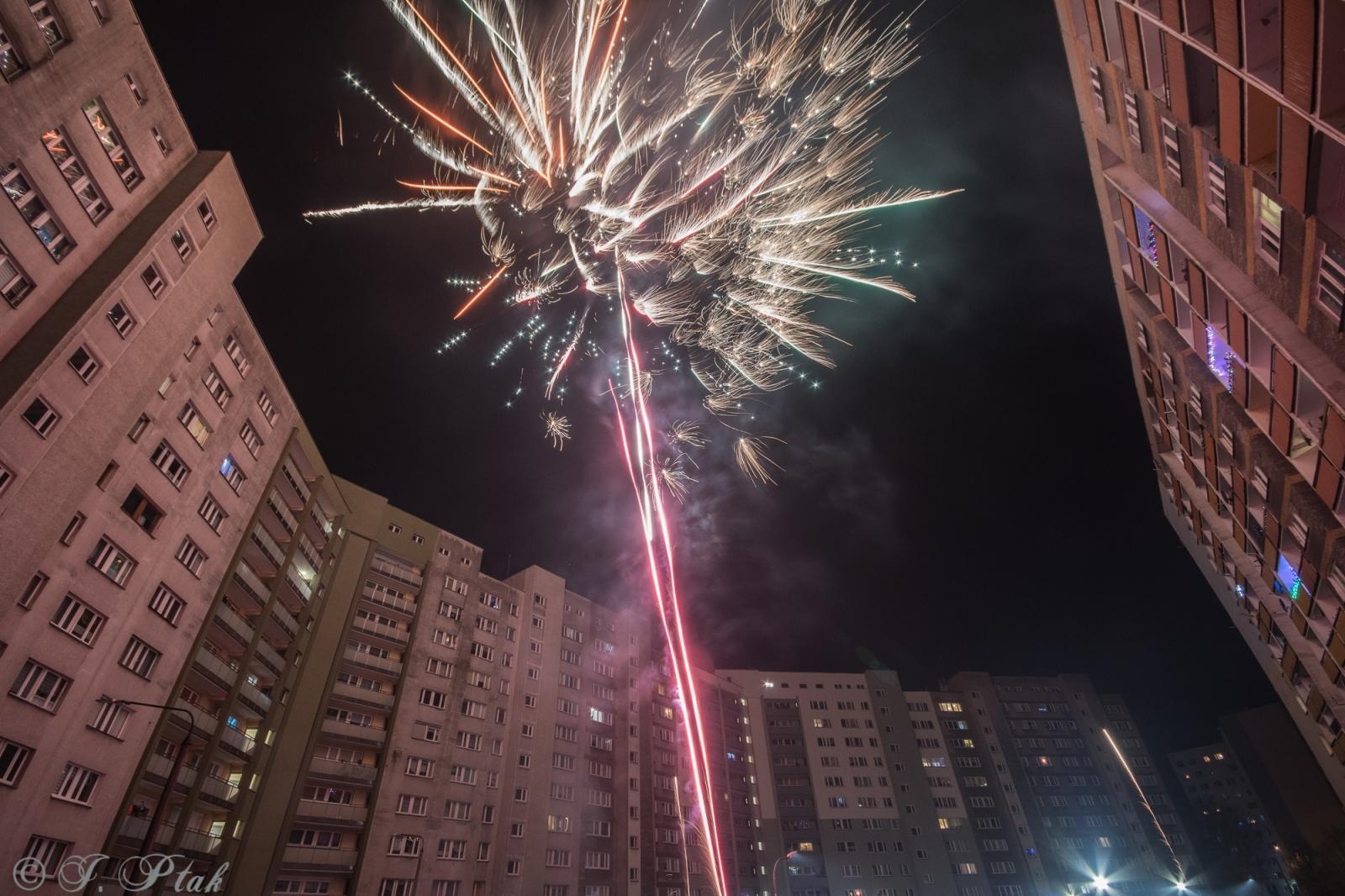 Zdjęcie w galerii na portalu naszraciborz.pl: Noc sylwestrowa w Raciborzu wiadomości z regionu