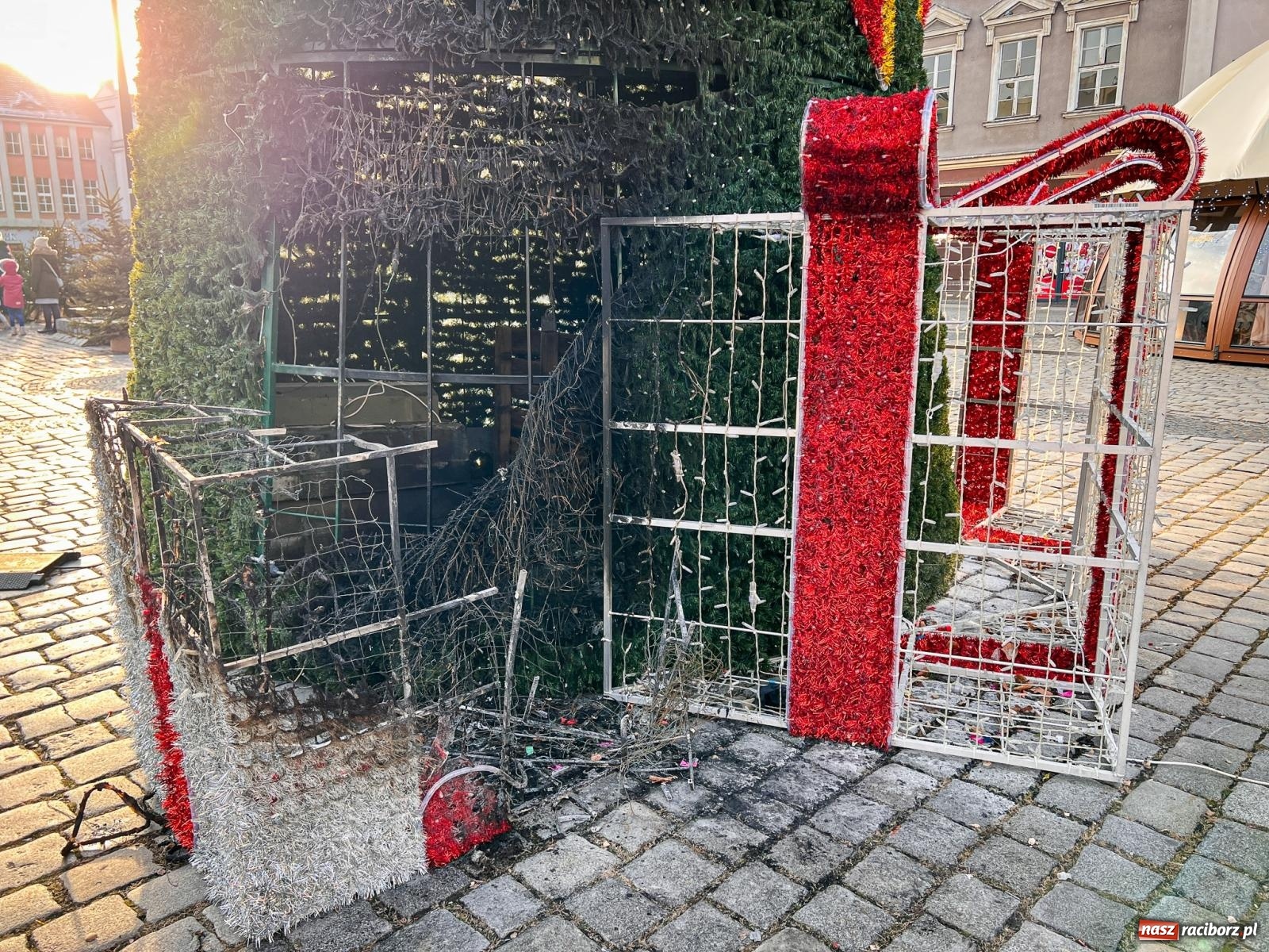 Zdjęcie w galerii na portalu naszraciborz.pl: Nocny pożar choinki na Rynku: 30 tys. zł strat, sprawcy brak i nauczka na przyszłość wiadomości z regionu